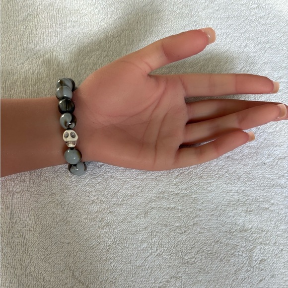 Edgy Skull & Agate Beaded Stretch Bracelet | Unisex Gray Stone - Picture 4 of 6